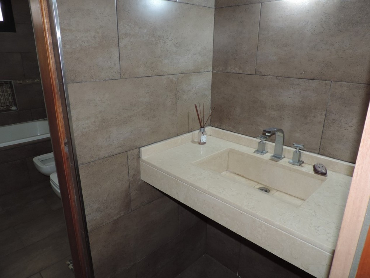 Venta casa 1 dorm. primera calidad en Roldan