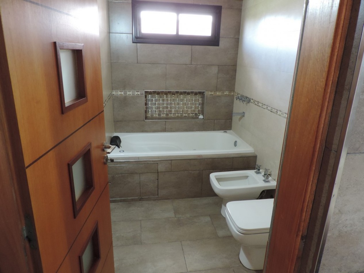 Venta casa 1 dorm. primera calidad en Roldan