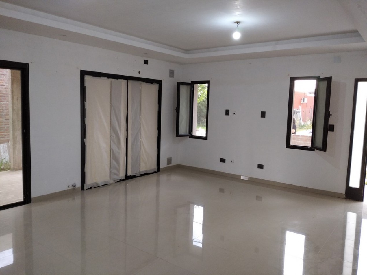 Venta casa 1 dorm. primera calidad en Roldan