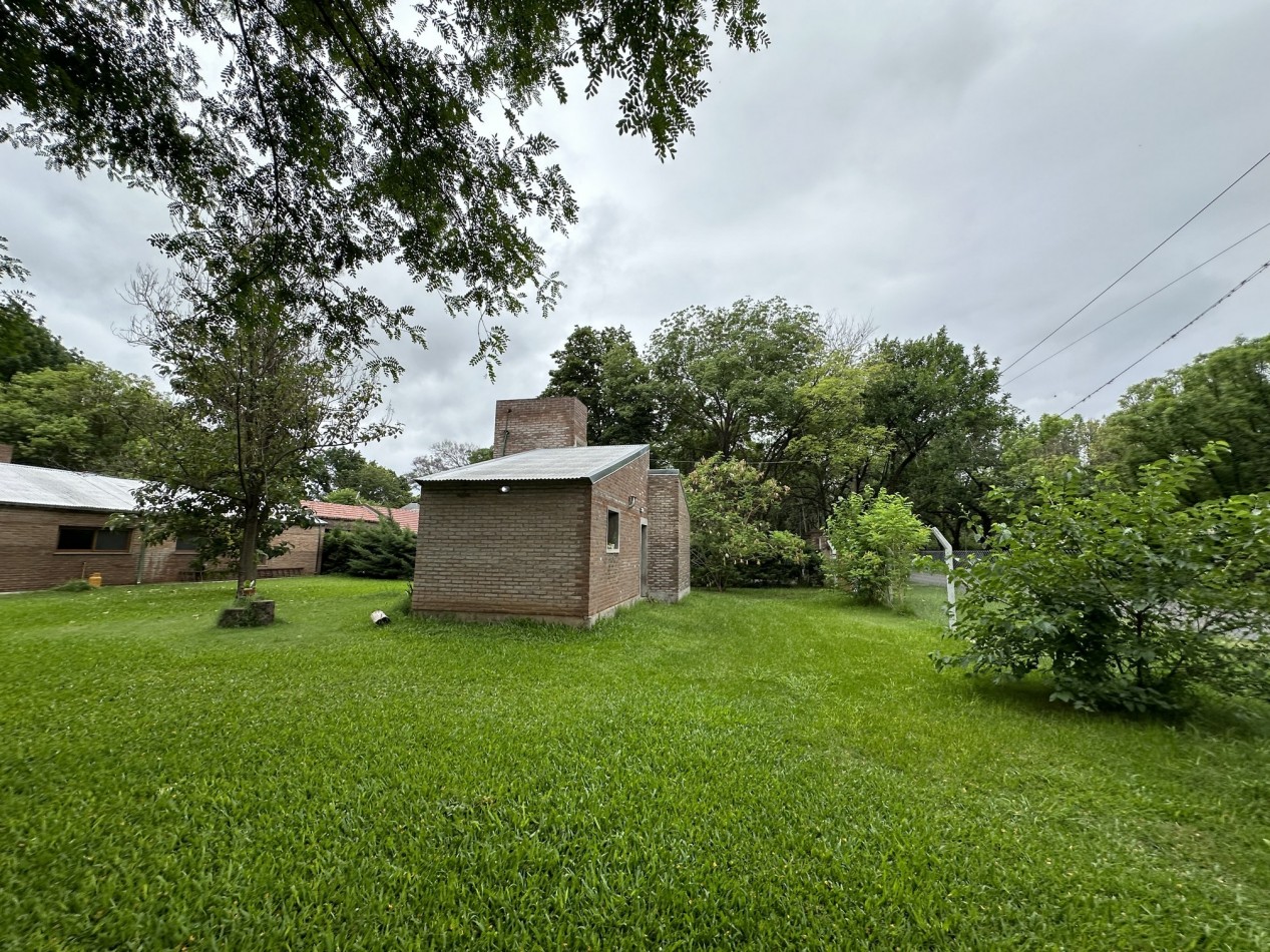 Venta Casa un dormitorio con parque forestado