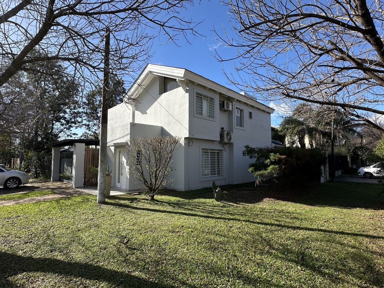 Alquiler Casa 4 dormitorios 3 baños con piscina en "Funes R"