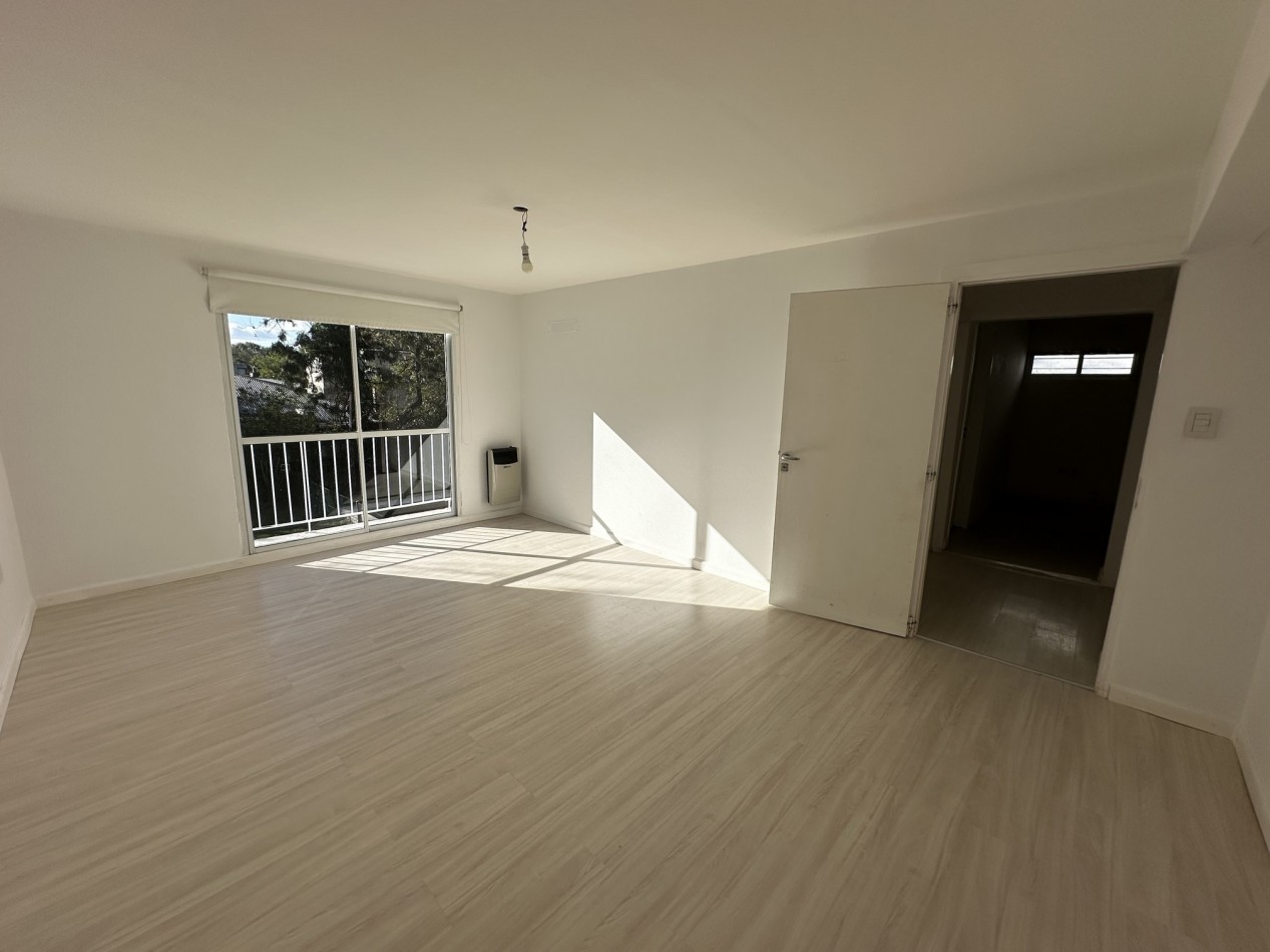 Alquiler Casa 4 dormitorios 3 baños con piscina en "Funes R"