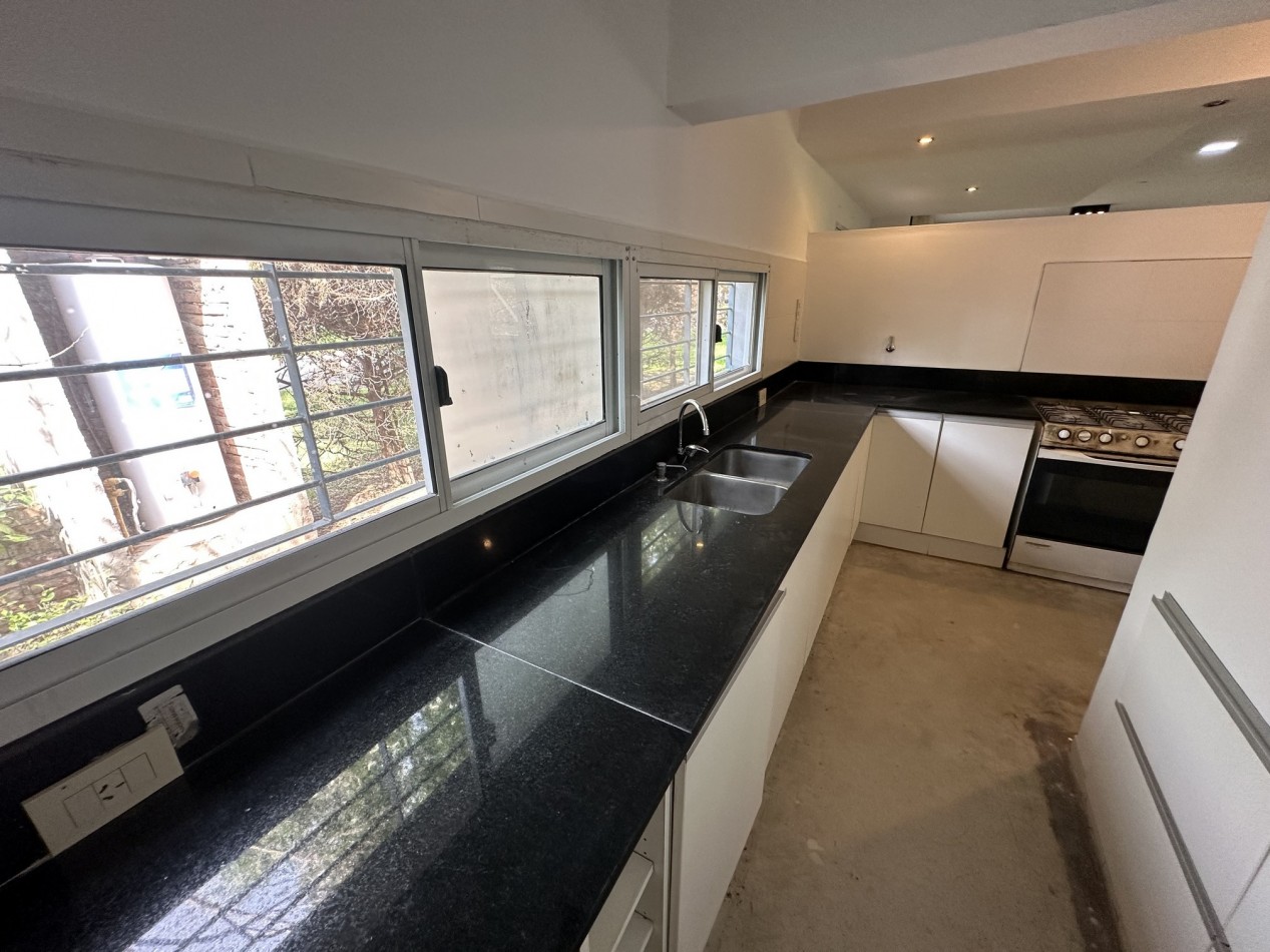 Alquiler Casa 4 dormitorios 3 baños con piscina en "Funes R"
