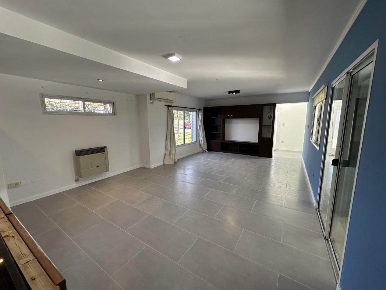 Venta Casa 4 dormitorios 3 baños con piscina en "Funes R"