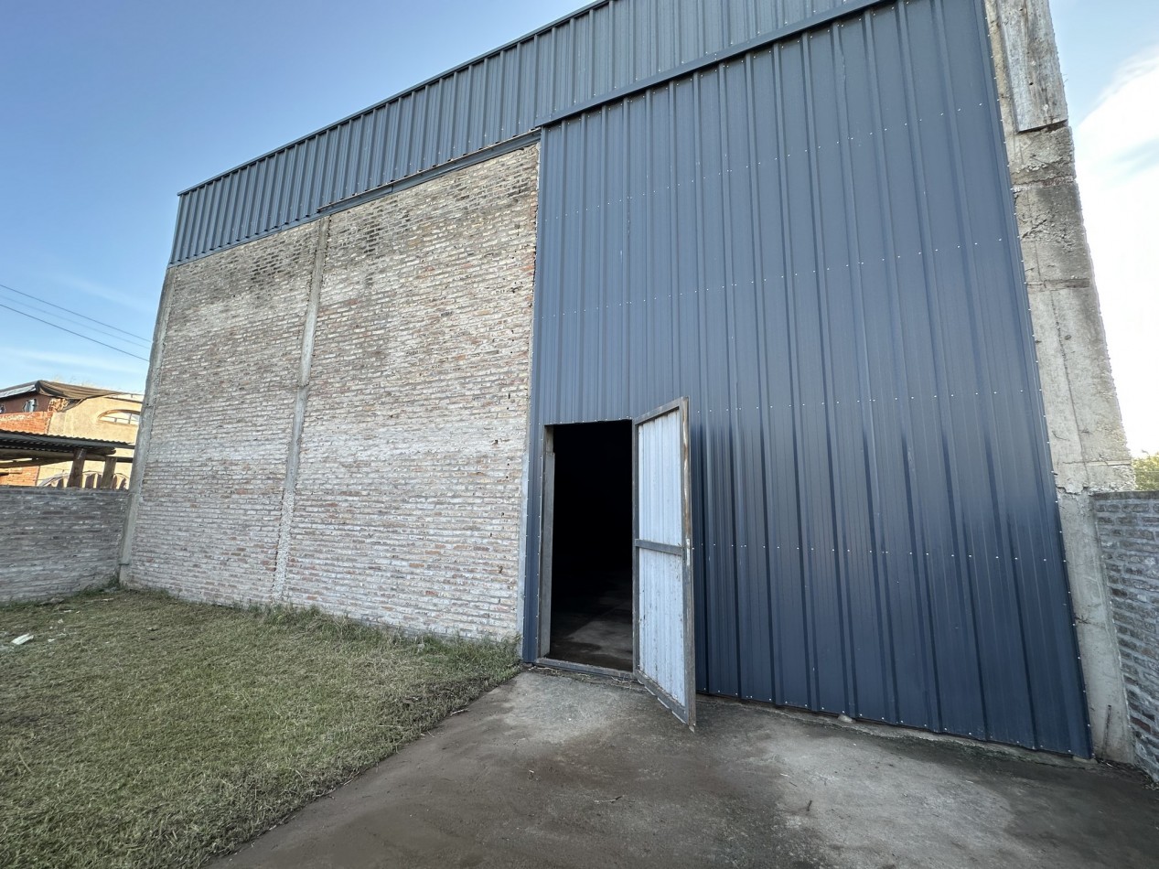 Venta Galpon 200 m2 en Funes