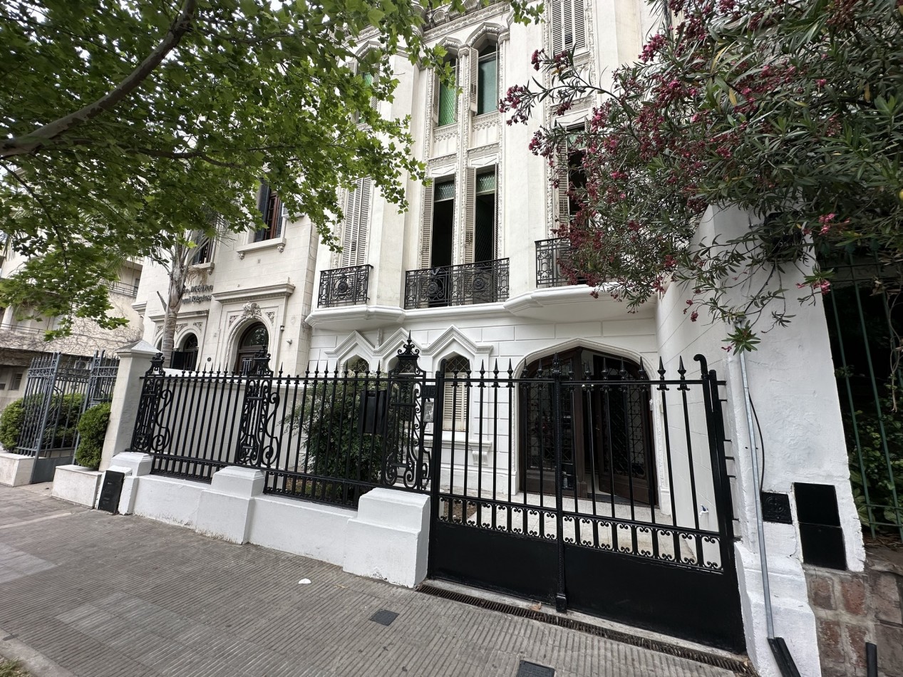 Casona de categoria en alquiler sobre Boulevard Oroño
