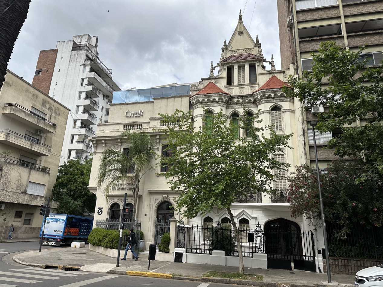 Casona de categoria en alquiler sobre Boulevard Oroño