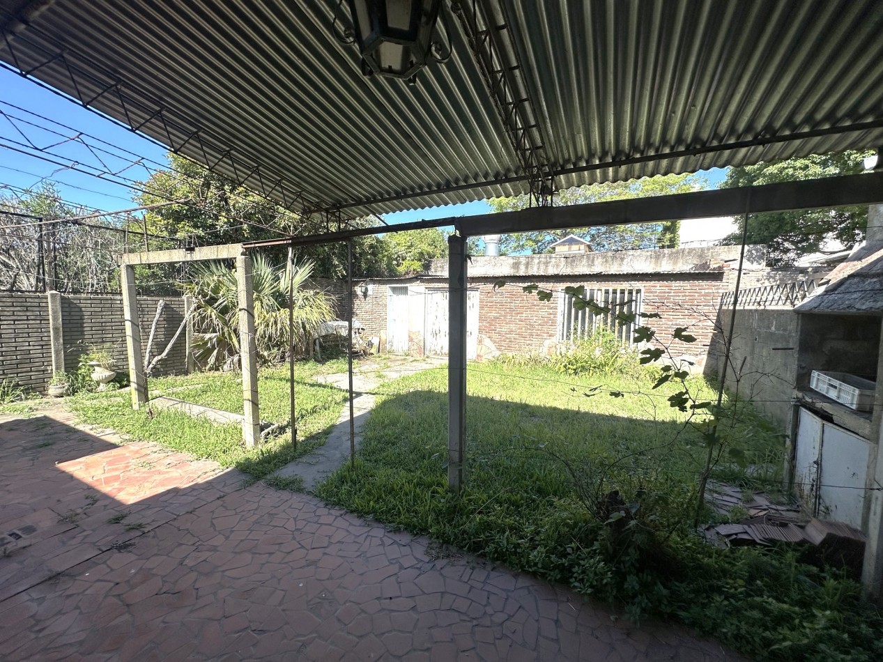 Terreno Urbano con casa reciclar - Ideal Uso Comercial 
