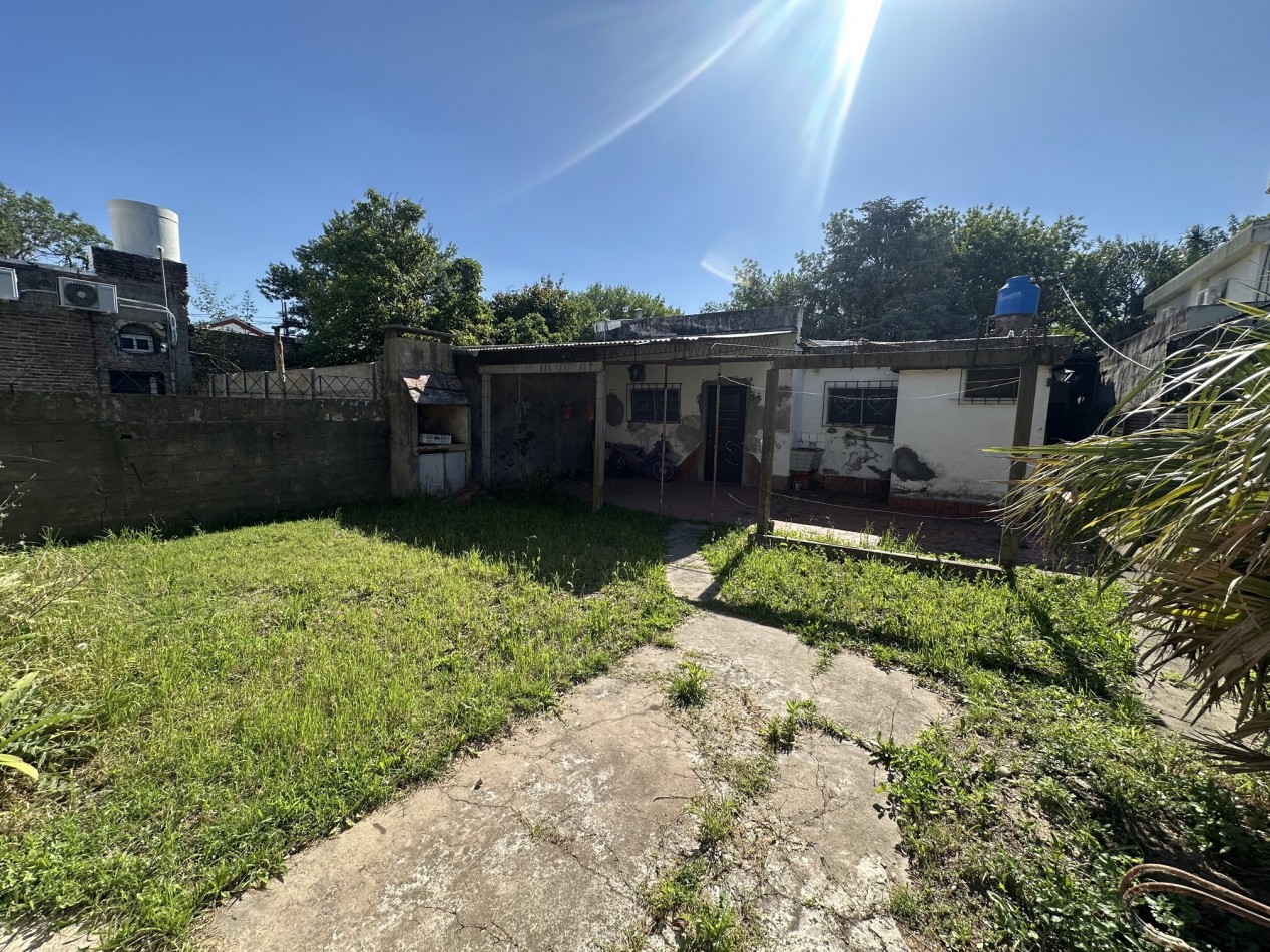 Terreno Urbano con casa reciclar - Ideal Uso Comercial 