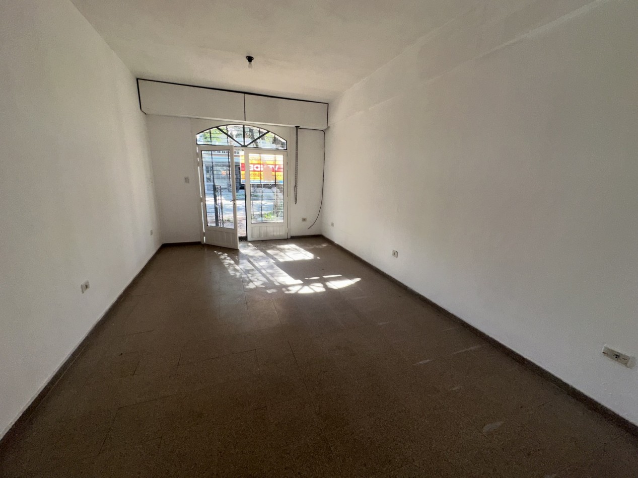 Locales comerciales + galpon en venta