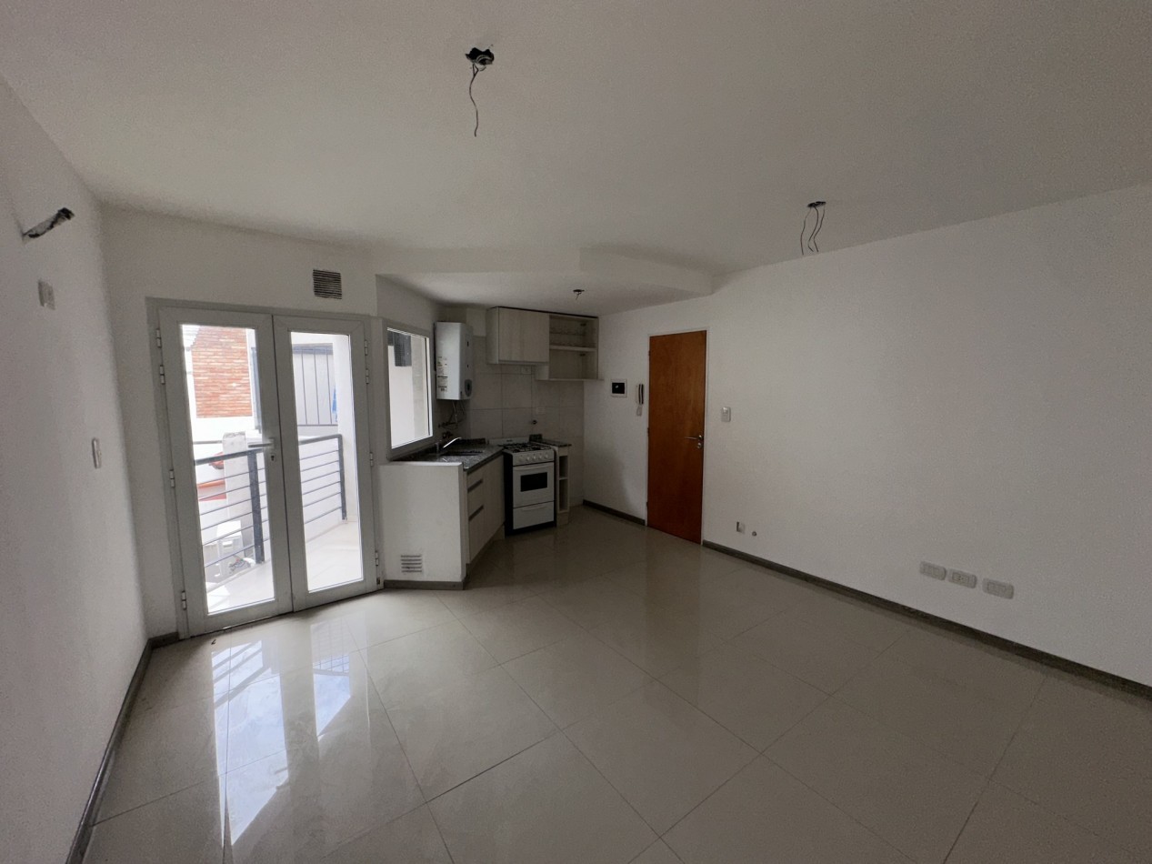 Depto 1 dorm de escalera en Urquiza 4400